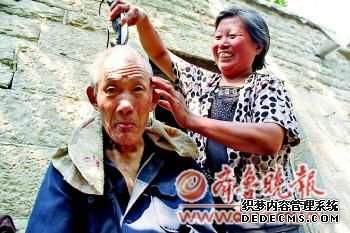刘小环给公公理发。文/片 本报记者 梁斌 