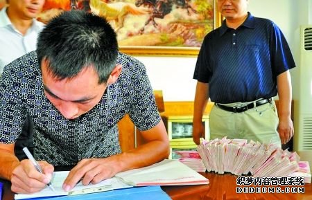经过核实、确认，的哥周志强（左）将拾到的现金交还失主。