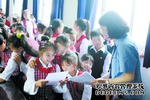涪陵区检察院的“莎姐”检察官走进校园，教同学们如何应对不法侵害。(涪陵区检察院供图)
