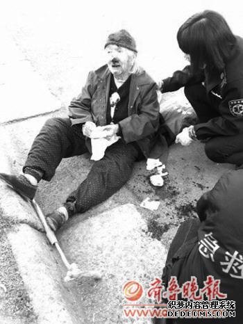 91岁老奶奶路上摔倒被扶起后倾囊谢恩(图)