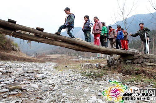 独腿乡村教师坚守29年 为帮孩子走出大山(图)