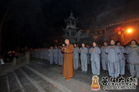 法师演示敬香仪轨