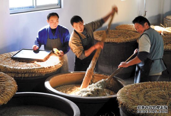 发酵车间里，师傅们紧张地开耙发酵(即前发酵)，一天下来平均每个人至少要耙完上百缸