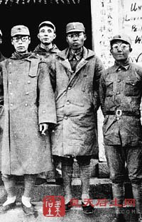 图为新四军敌工部部长林植夫（左一）、宣传部部长朱镜我（左三）等在皖南合影。