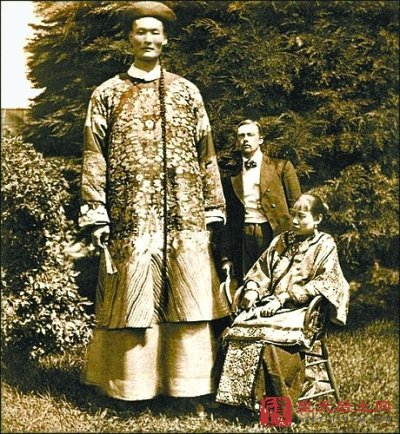 清末身高过两米的中国丈夫。 周启志 供图