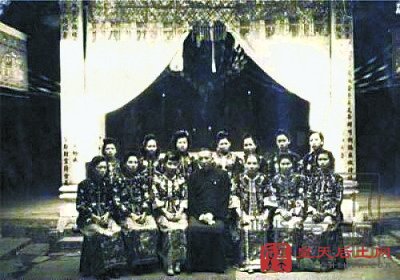 民国时期的中国丈夫和他的一妻十二妾合影。周启志 供图