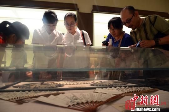 15日，由皇权篇、宸居篇、文化篇、宗教篇四个部分组成的《清代帝王生活侧影展》亮相甘肃省博物馆。　冯志军　摄