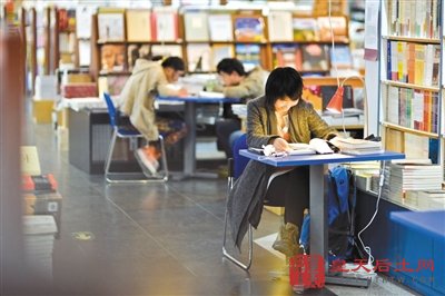 书店夜里的环境和白天差不多，只是加了一些桌子、椅子和台灯。图/CFP
