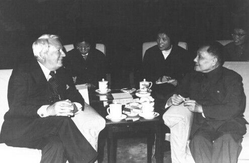 1977年10月19日，邓小平会见英国前首相希思
