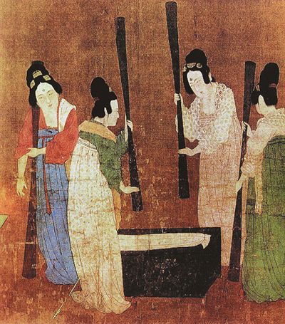 唐代画家张萱《捣练图》局部，图中女子皆上半身着短襦，下半身着裙，肩上披帔。