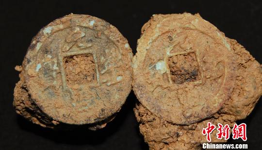 浙江桐庐发掘23座墓葬出土文物金银饰品