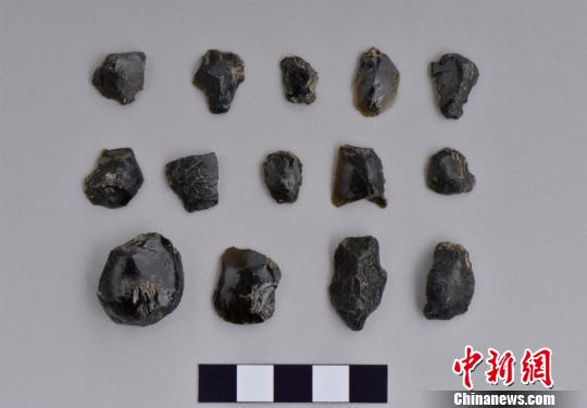 图为玻璃陨石制品钟欣摄
